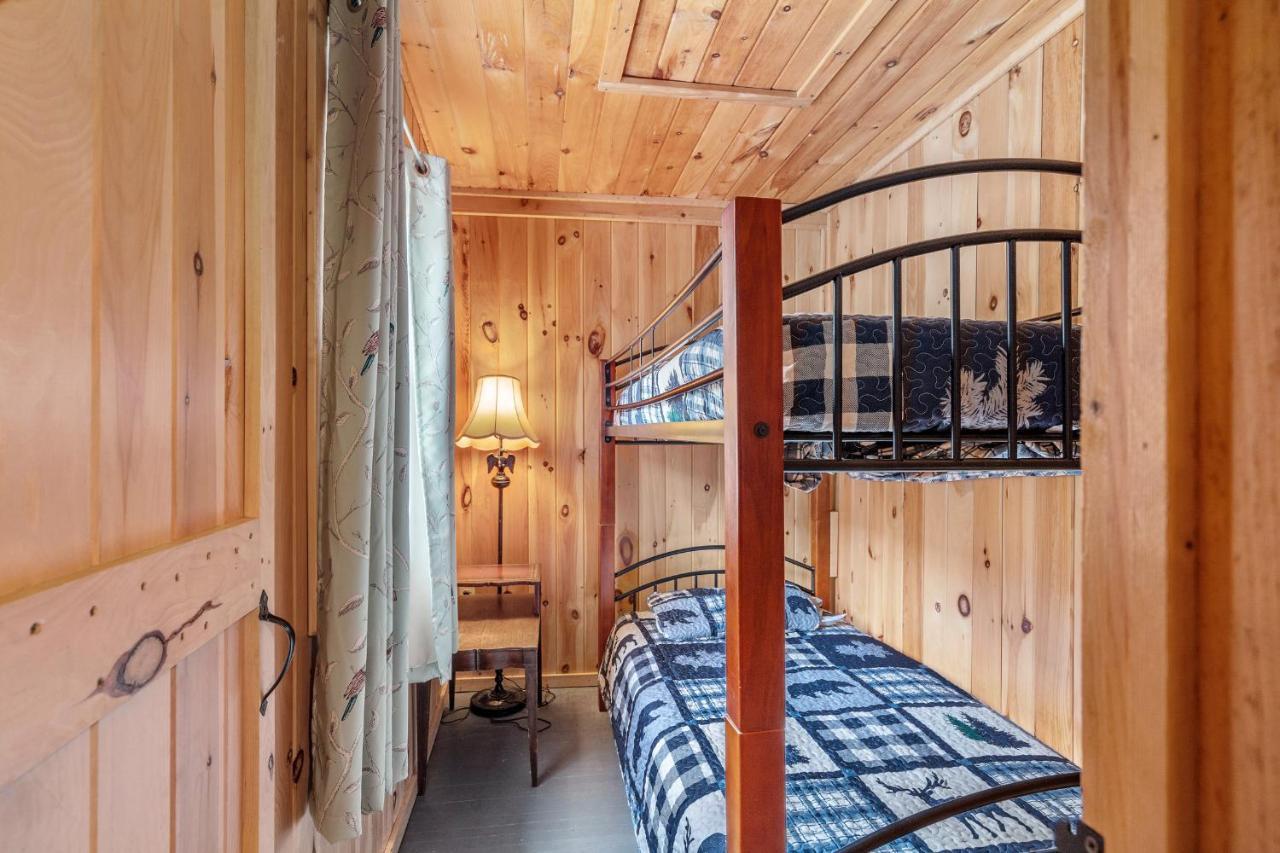 Hide-A-Way Waterfront Cottages Lake Luzerne Eksteriør billede